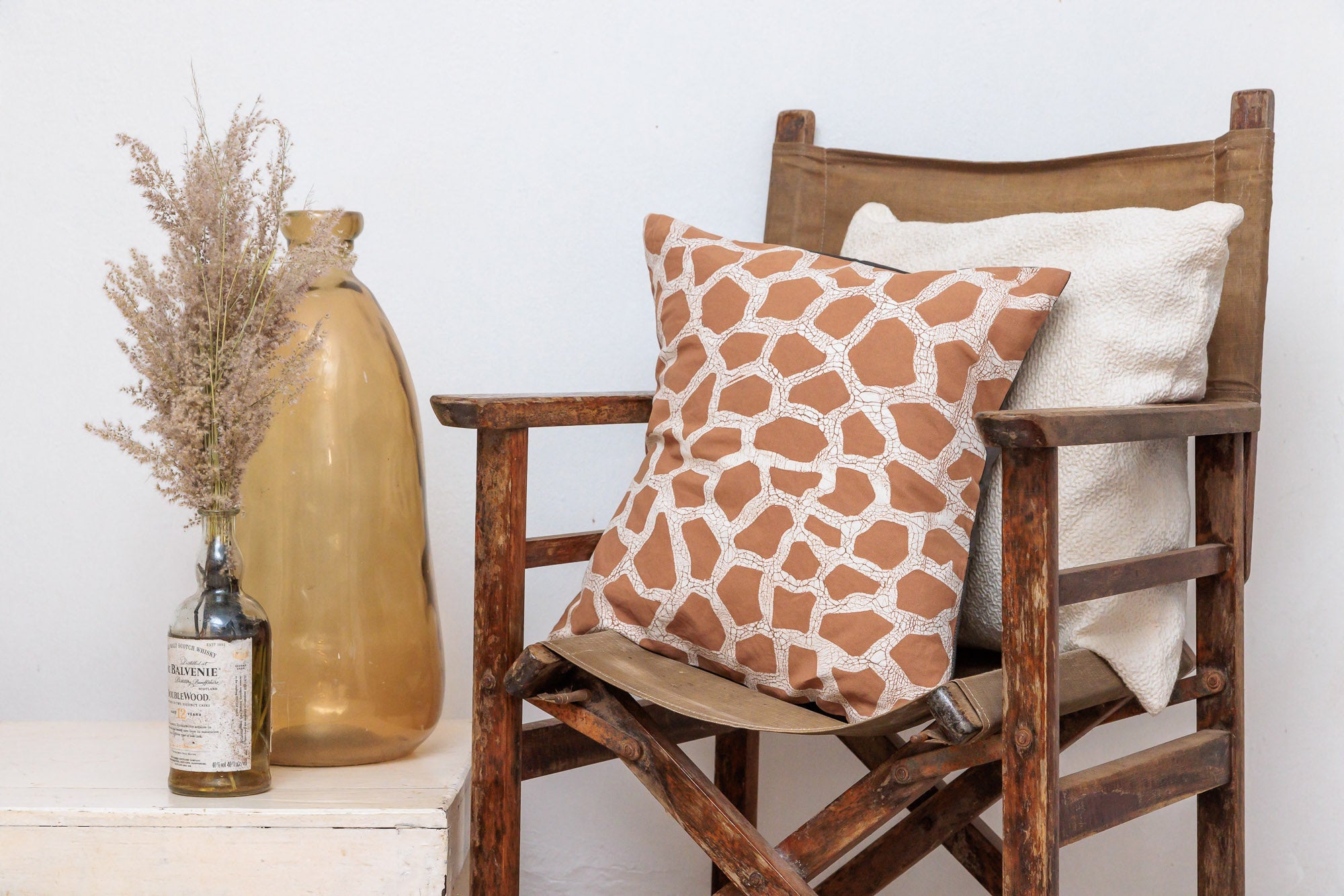 Eco-friendly pillow cover featuring giraffe batik pattern, perfect for sustainable living.