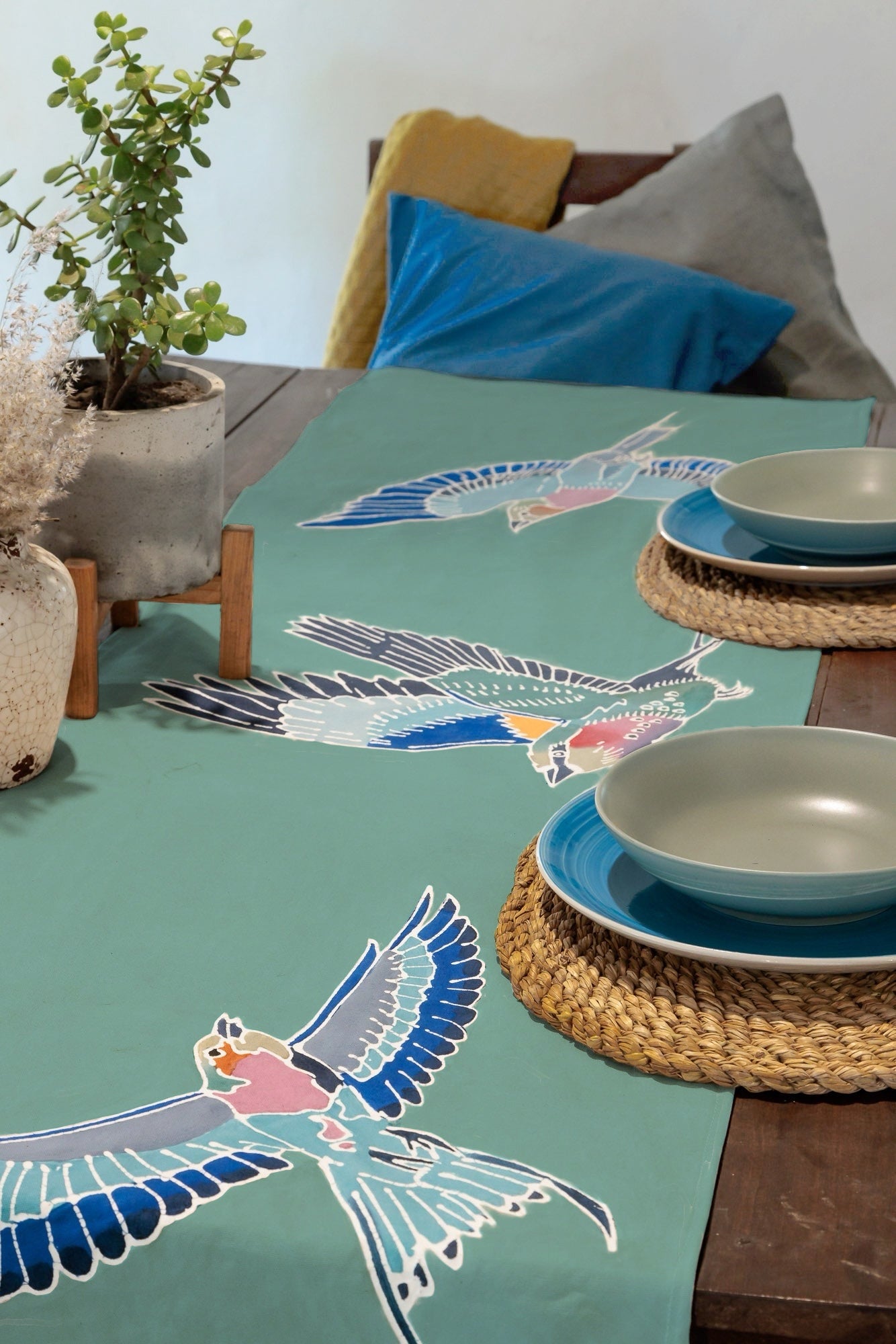 Beautiful bird wildlife added onto a simple neutral teal background, it is bound to make dinner guests swoon in excitement