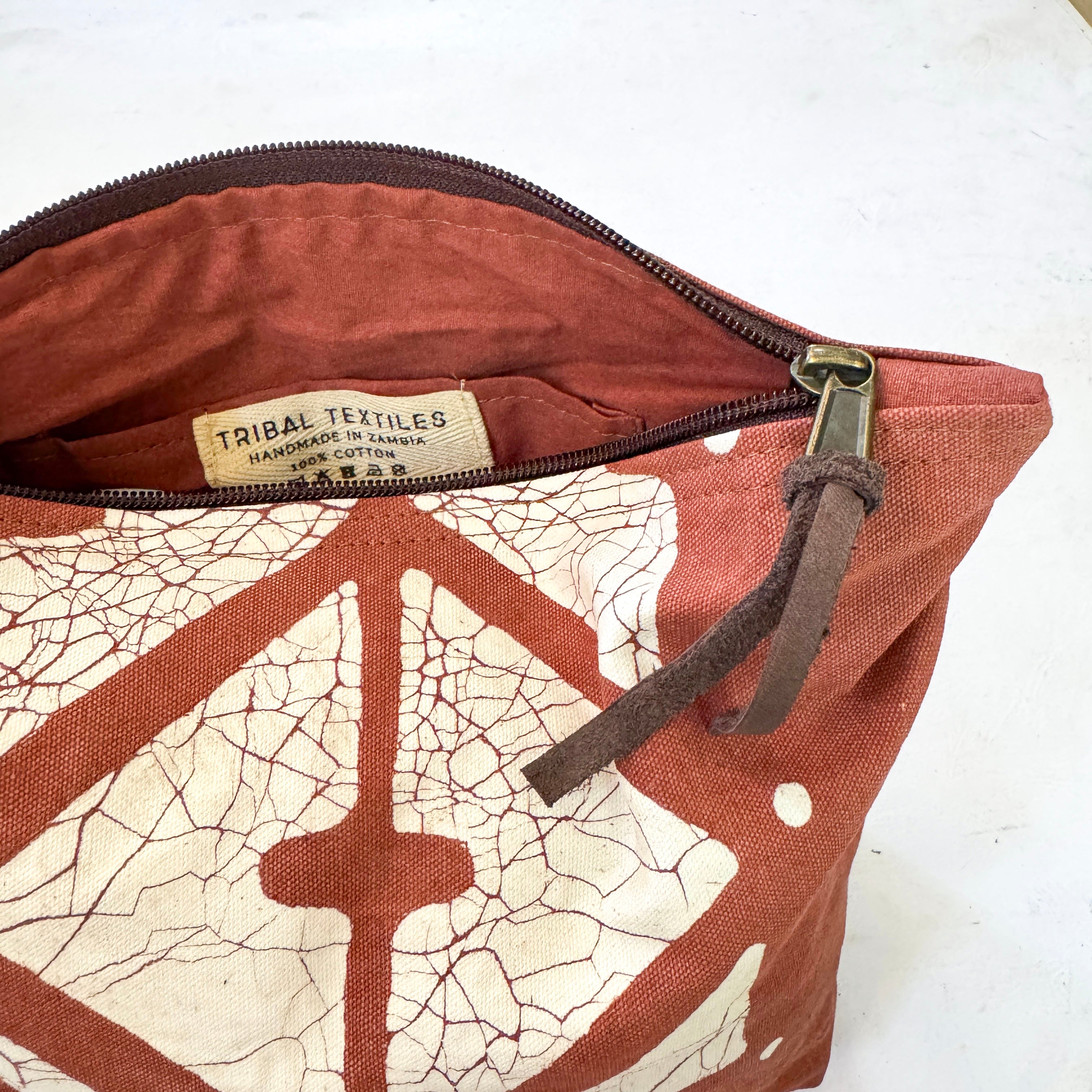 Atlas Linear Wash Bag
