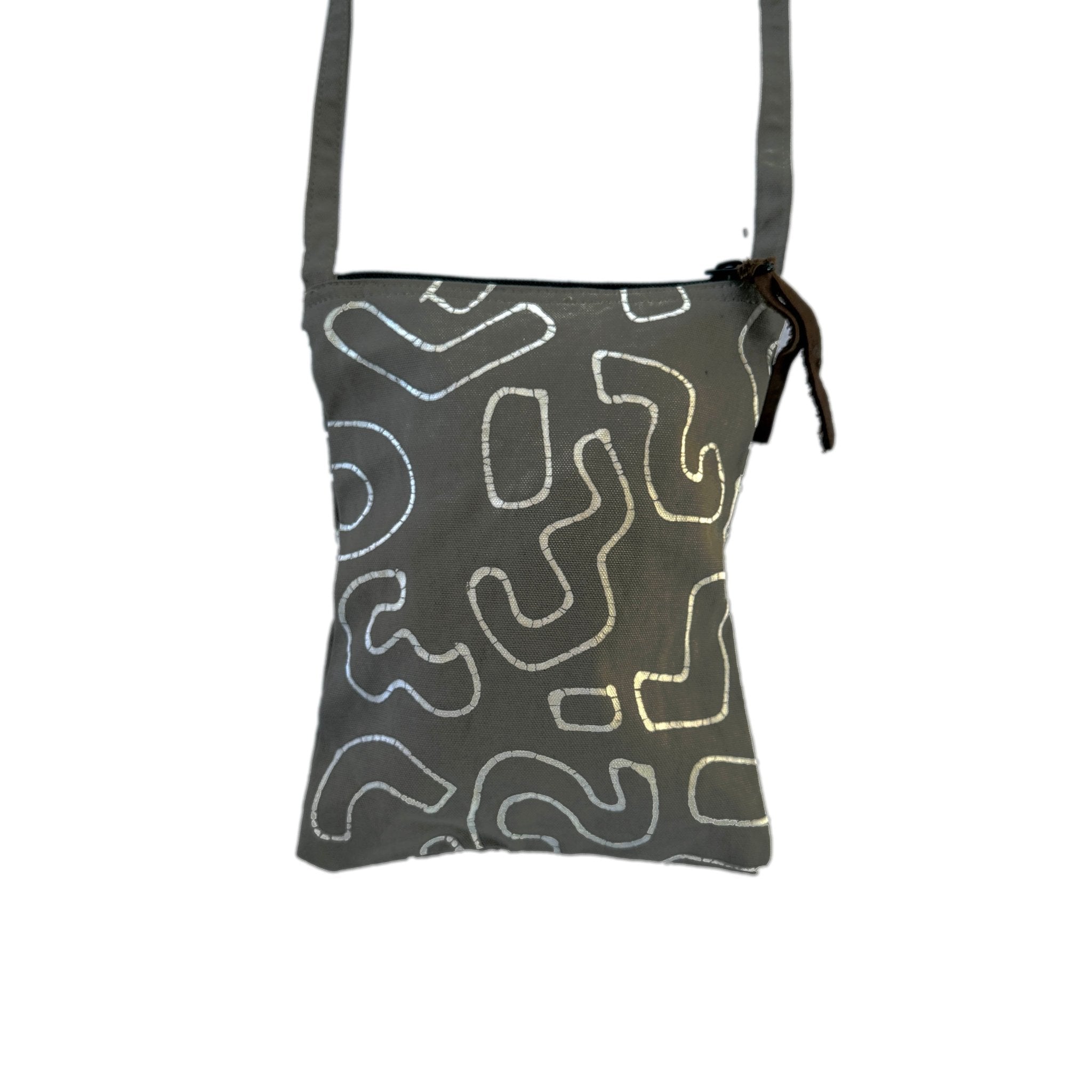 The ideal travel companion, in a beautiful charcoal adorned with a squiggle pattern and ethically made with 100% cotton.