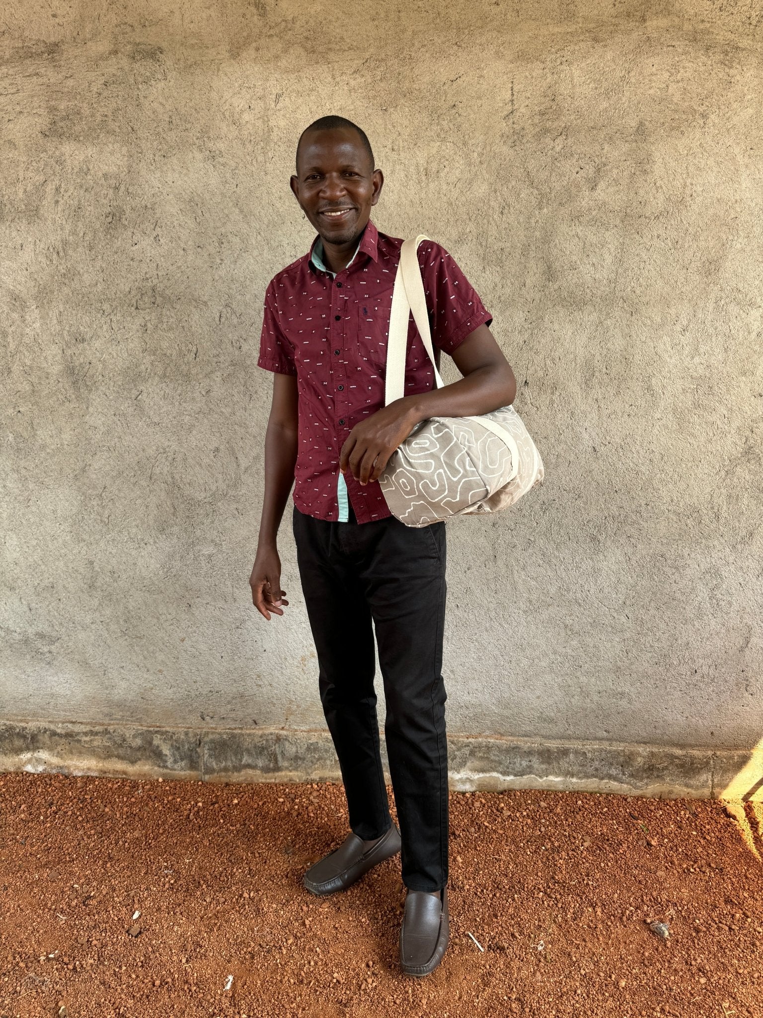 Mix style and sustainability with our light taupe weekend bag, destined to wow when on your travels.