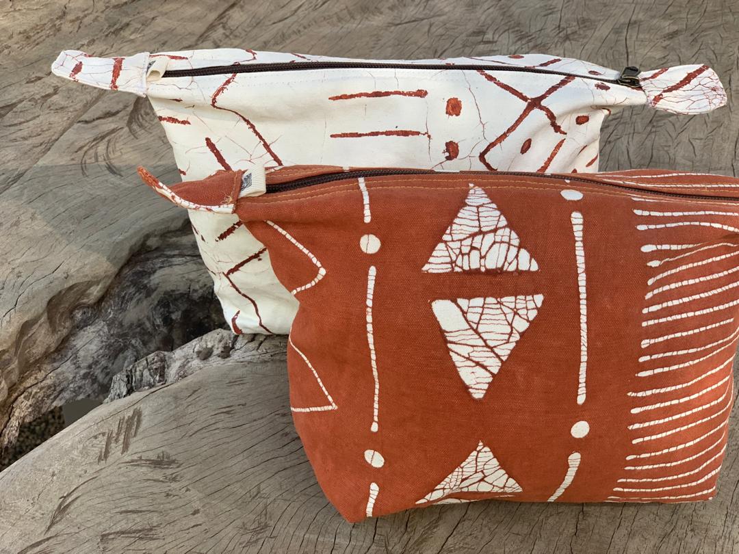 Bring a touch of Africa on your travels with a rust red wash bag, made from 100% cotton and made to last.