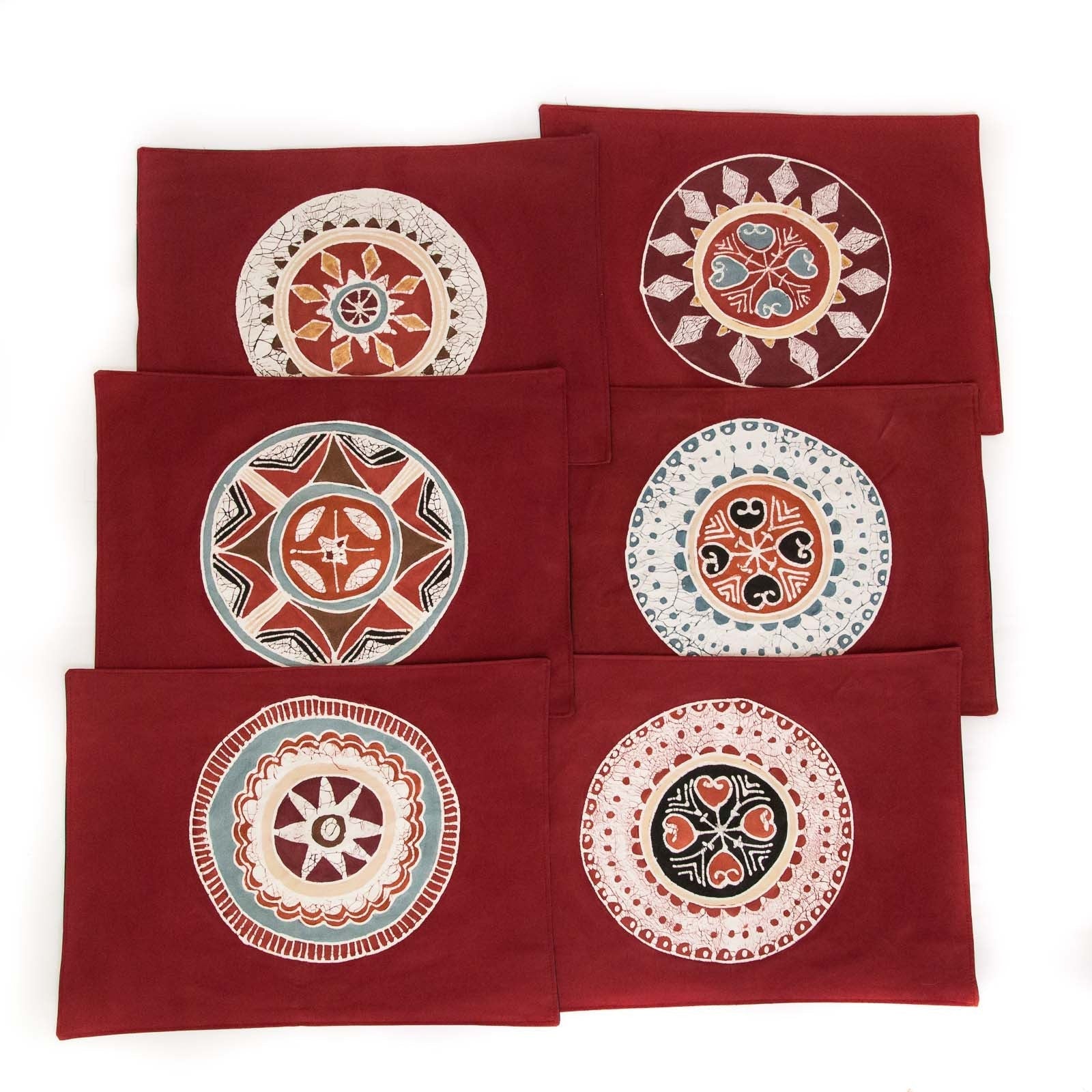 The perfect shade of red to enrich your kitchen table. Shop our African Circles Massai table mats today!