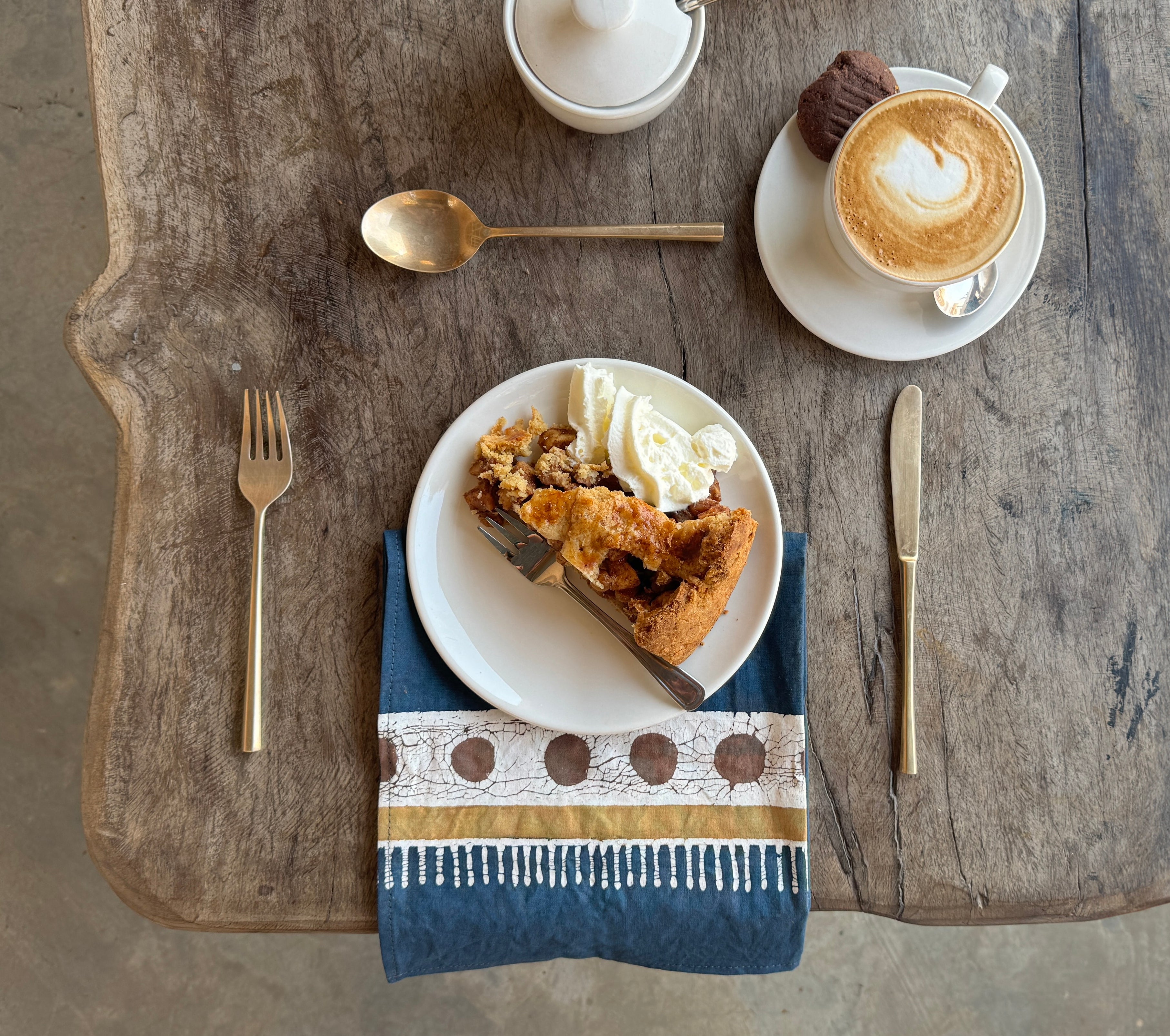 AFRICAN INSPIRED TABLE SETTING WITH HANDCRAFTED NAPKINS IN BLUE
