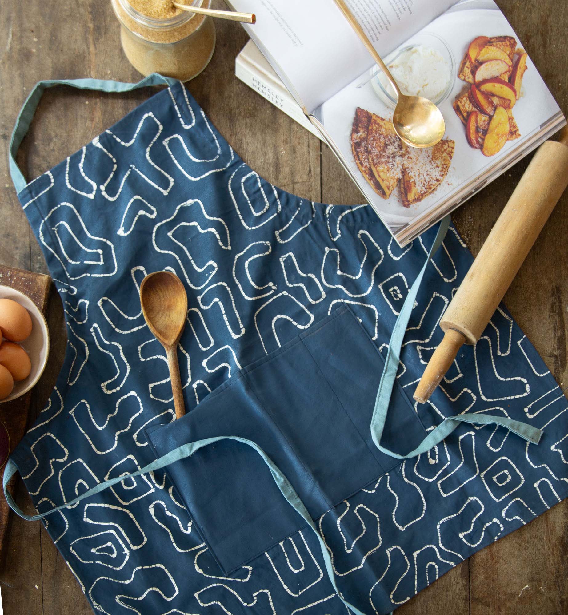 Durable yet detailed apron adorned with a squiggle pattern and in a deep indigo.