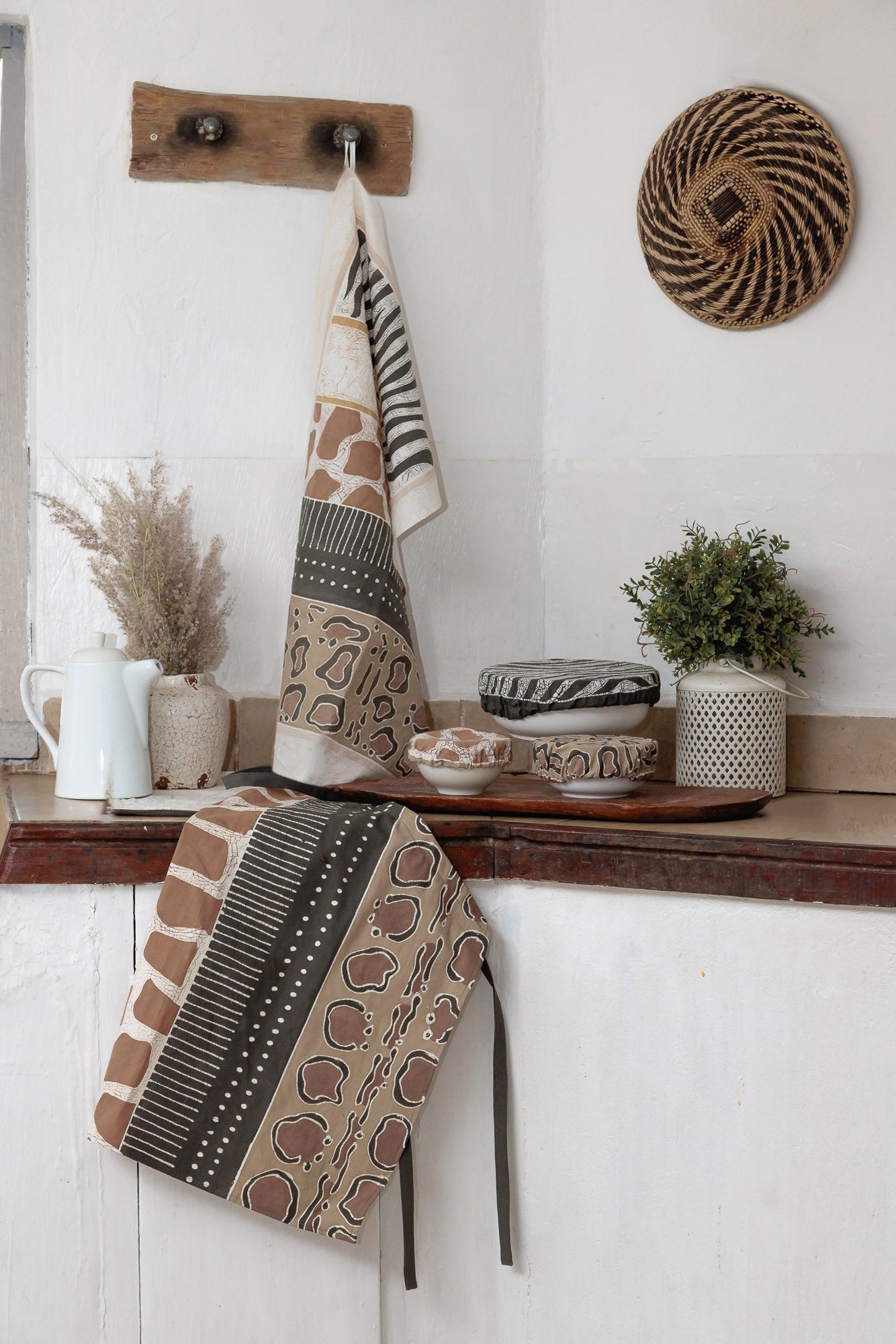 African hand drawn animal pattern print apron, made in 100% cotton.