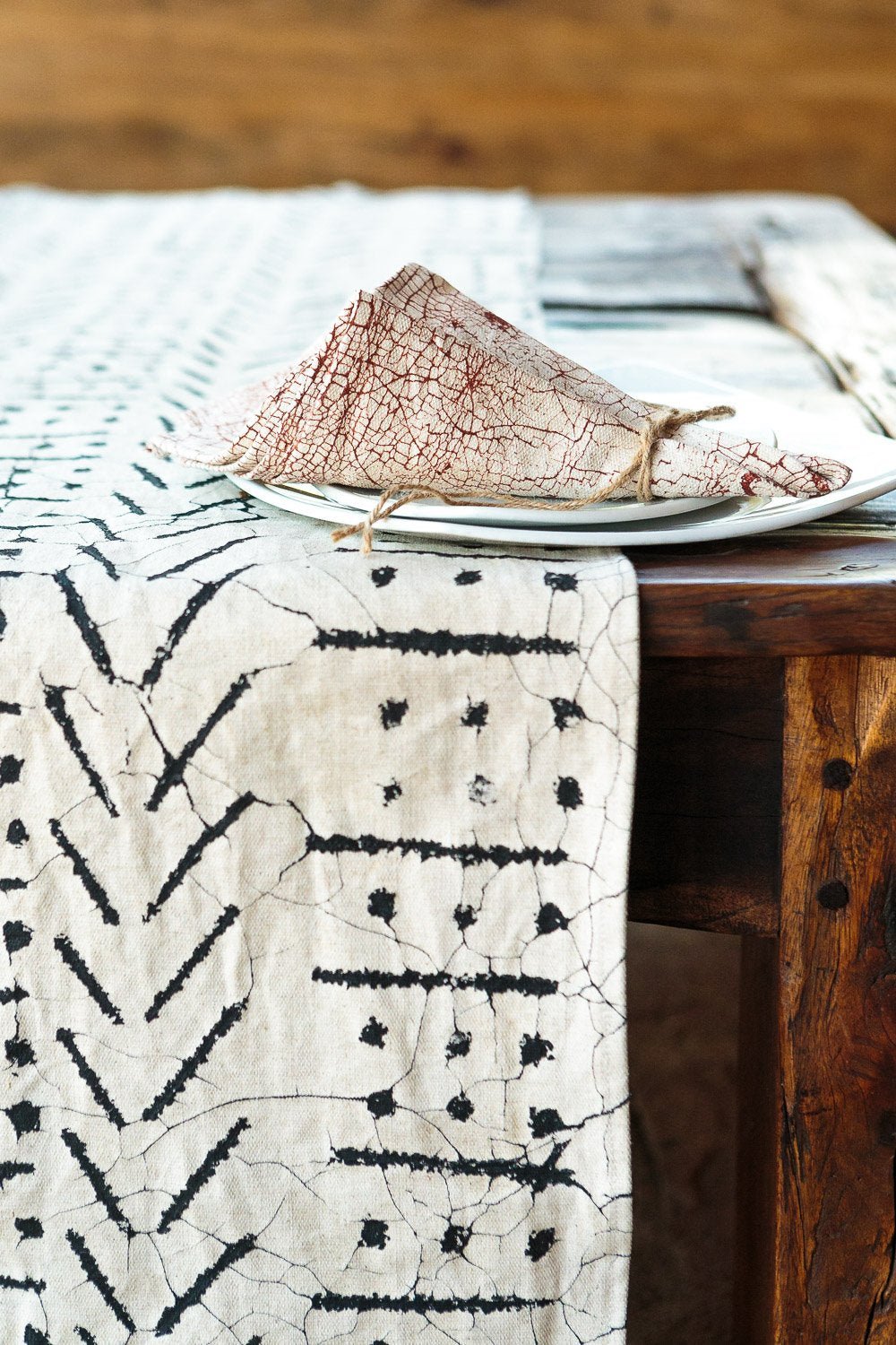 Eco-friendly table runner in Matika Linen black, ideal for sustainable table decor.