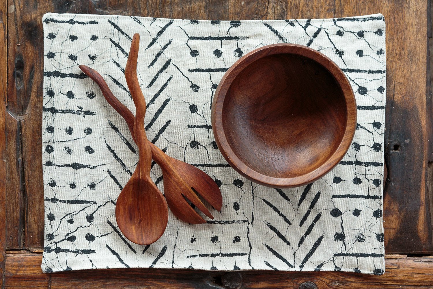 Eco-friendly table mats in Matika Linen black, ideal for sustainable table settings.