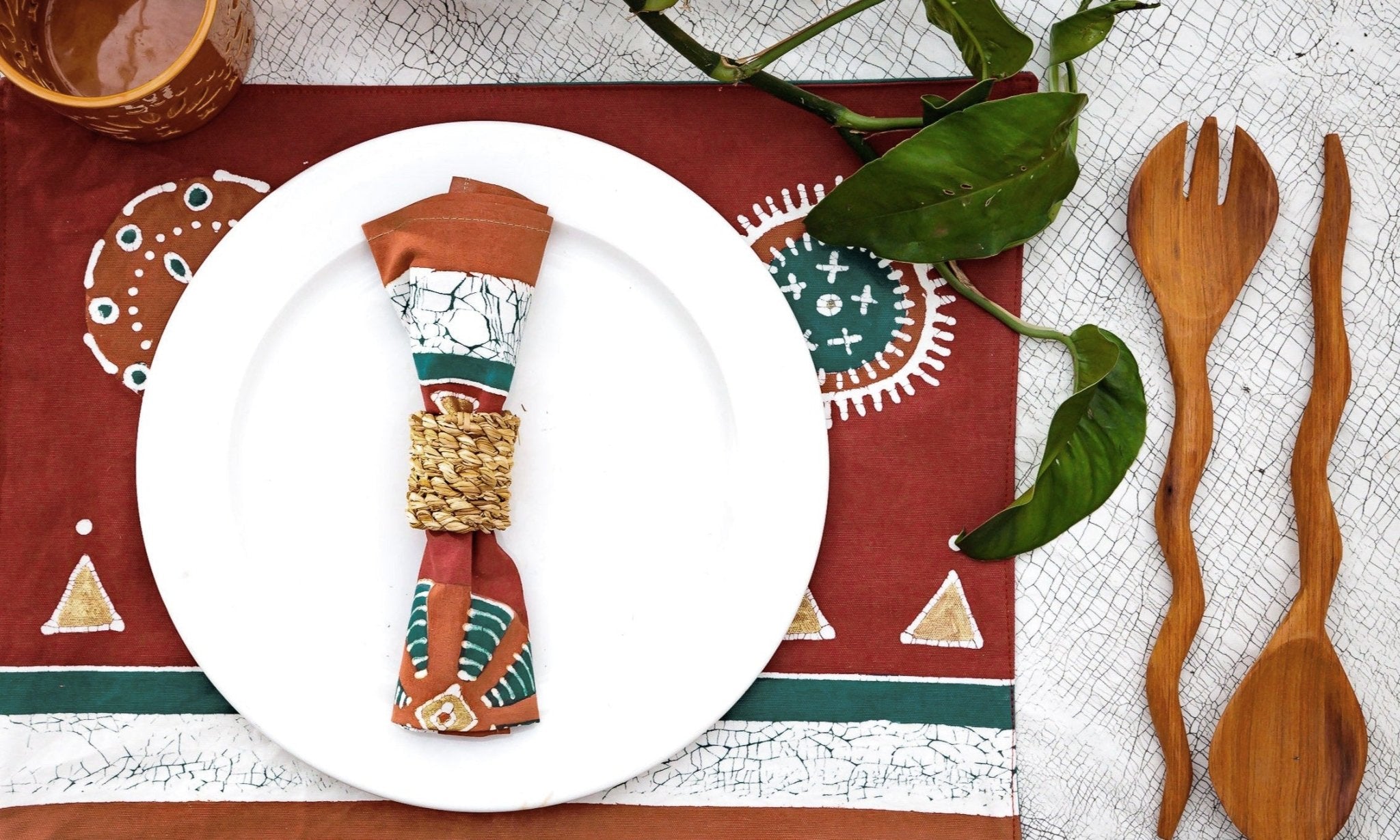 The best eco-conscious red table mats to dazzle your guests with gold accents.